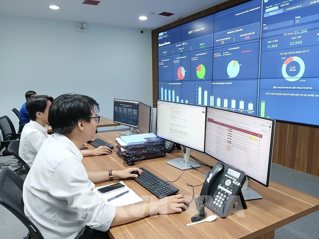 Trung tâm giám sát, điều hành thông minh (IOC) thành phố Đà Nẵng triển khai chia sẻ dữ liệu đến các phường, xã. (Ảnh: TTXVN)