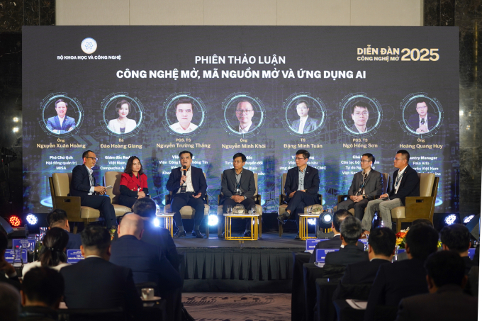 Các chuyên gia chia sẻ tại Diễn đàn Công nghệ mở 2025. Ảnh: Lưu Quý