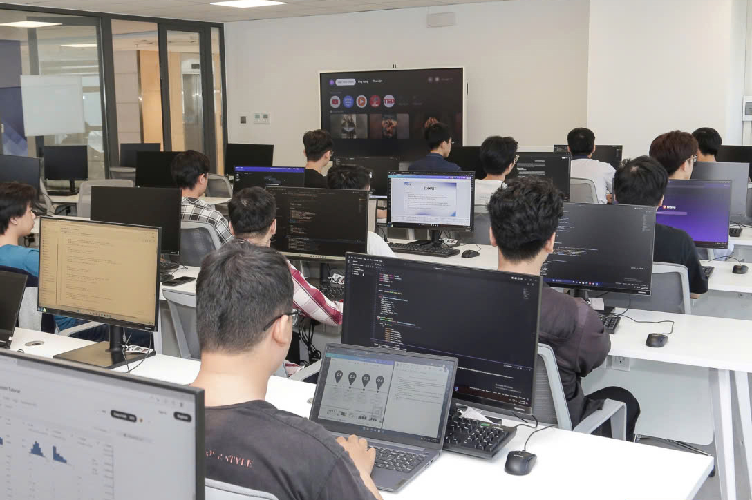 https://i1-vnexpress.vnecdn.net/2025/10/24/Dao-tao-lap-trinh-vien-tai-Da-3033-5665-1761301486.jpg?w=0&h=0&q=100&dpr=1&fit=crop&s=3PfvCYtmcG5BQcDGlvAzcw
