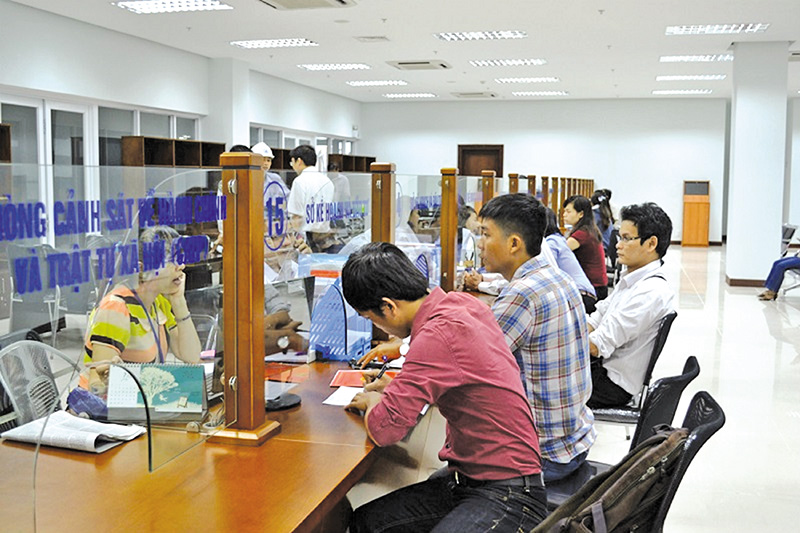 https://media.baodautu.vn/Images/phuongthanh02/2025/11/13/8-nguoi%20dan%20lam%20thu%20tuc%20hanh%20chinh%20da%20nang.jpg