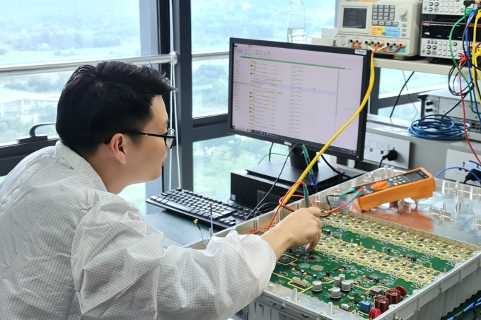 Kỹ sư đang thử nghiệm trạm gốc 5G do Việt Nam phát triển. Ảnh: Trọng Đạt