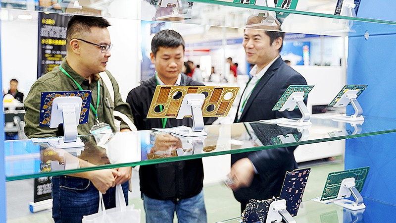 Các sản phẩm chip bán dẫn được trưng bày tại triển lãm thiết bị điện tử thông minh. 