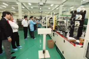 Cán bộ kỹ thuật giới thiệu dây chuyền và công nghệ sản xuất trong khu vực phòng sạch.
