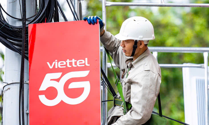 Kỹ thuật viên Viettel tại một trạm 5G. Ảnh: Cẩm Thủy