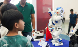 Khách tham quan một gian hàng robot dùng trong giáo dục, tháng 8/2025. Ảnh: Lưu Quý