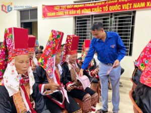 Đoàn viên thanh niên xã Điền Xá tổ chức lớp "Bình dân học vụ số" tại nhà văn hóa thôn Liên Hòa cho người dân trên địa bàn.