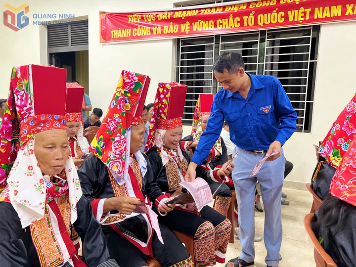 Đoàn viên thanh niên xã Điền Xá tổ chức lớp "Bình dân học vụ số" tại nhà văn hóa thôn Liên Hòa cho người dân trên địa bàn.