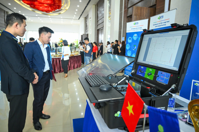 Khách tham quan sản phẩm công nghệ tại Tuần lễ số quốc tế Việt Nam 2025 với chủ đề Quản trị trí tuệ nhân tạo - AI Governance Ảnh: Giang Huy