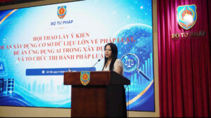 TS. Chu Thị Hoa, Phó Viện trưởng Viện Chiến lược và Khoa học pháp lý, Bộ Tư pháp báo cáo tại Hội thảo.