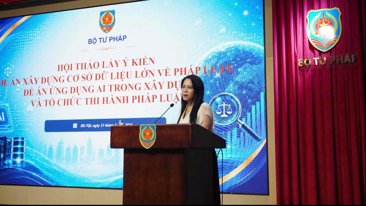 TS. Chu Thị Hoa, Phó Viện trưởng Viện Chiến lược và Khoa học pháp lý, Bộ Tư pháp báo cáo tại Hội thảo.