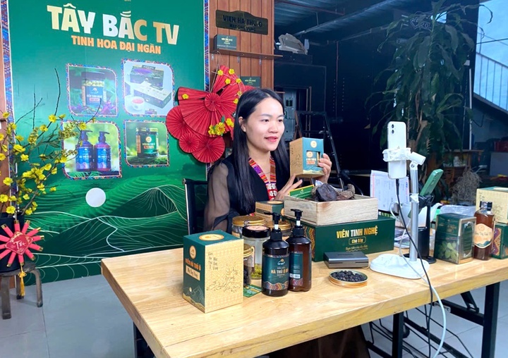 Ứng dụng livestream tiêu thụ nông sản tại chợ phiên của người dân vùng cao Lai Châu
