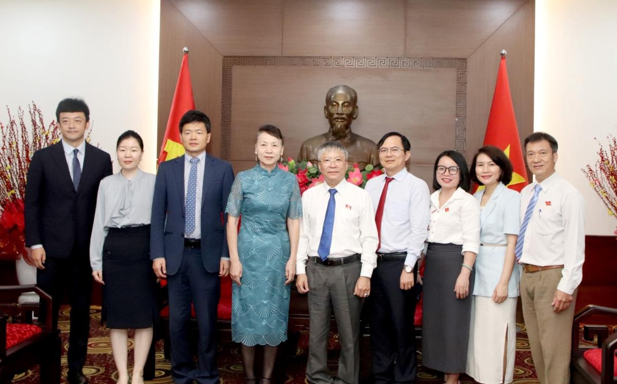 Lãnh đạo HĐND thành phố chụp hình lưu niệm với Tổng Lãnh sự Trung Quốc tại Đà Nẵng và đoàn công tác.