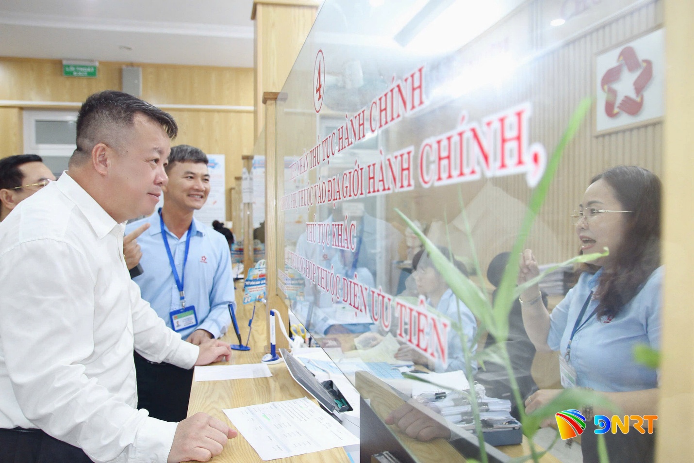 thanh vien doan giam sat trao doi voi cong chuc trung tam phuc vu ahnfh chinh cong 1791786904